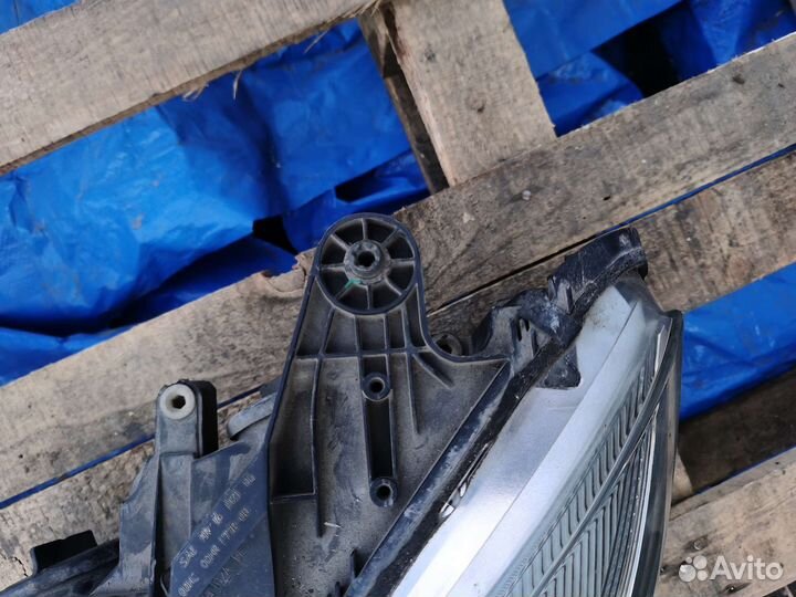 Фара mercedes w204 левая с трещиной галоген