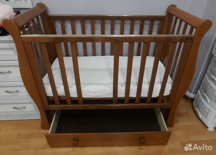 Детская кроватка с маятником и ящиком