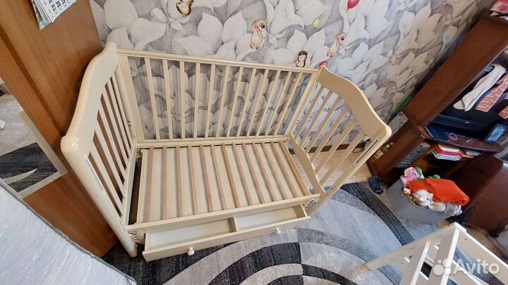 Детская кроватка с маятником