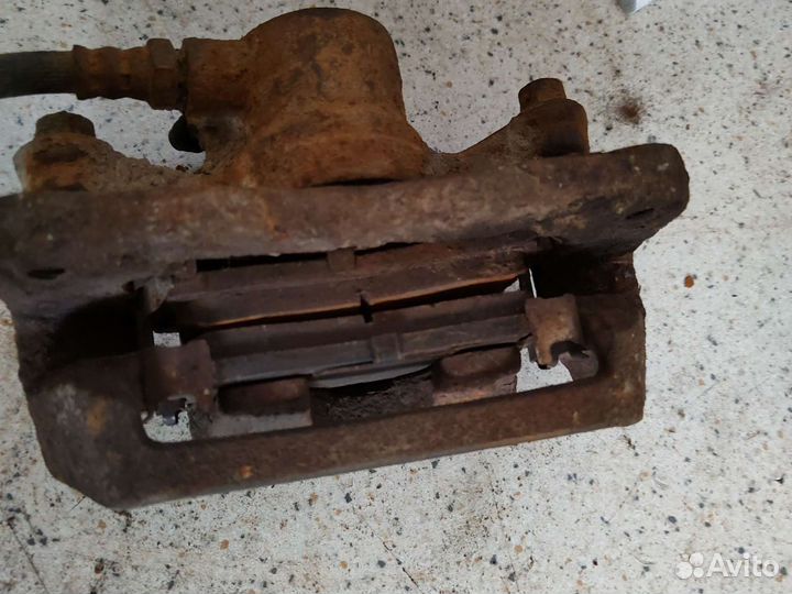 Суппорт задний правый Митсубиси Паджеро пинин