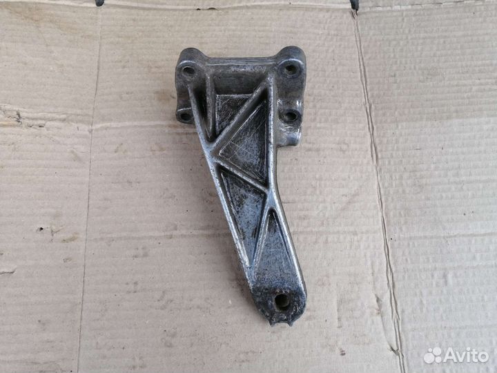 Крепление R двигателя м10 BMW e30