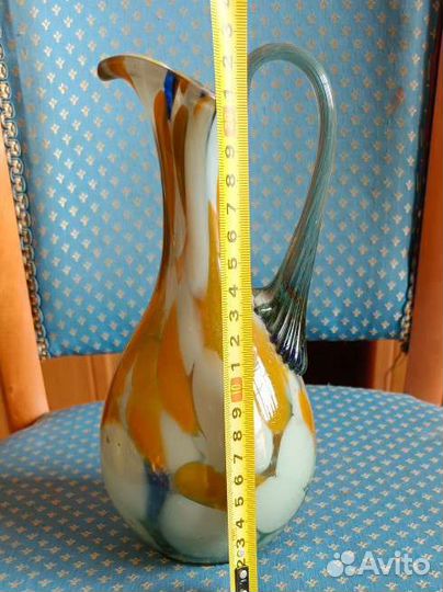 Кувшин из разноцветного стекла