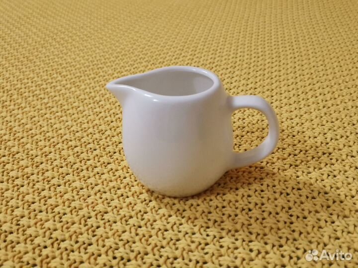 Кувшин для вина со стаканами и молочник