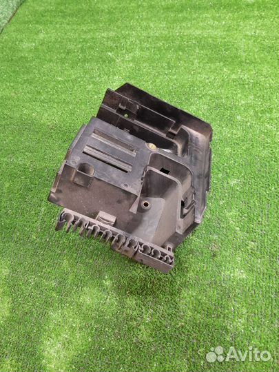Кронштейн блока предохранителей фольксваген гольф