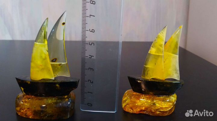 Янтарный кораблик ручной работы