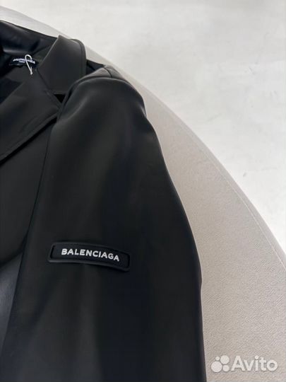 Крутой женский тренч Balenciaga (мода 2025)