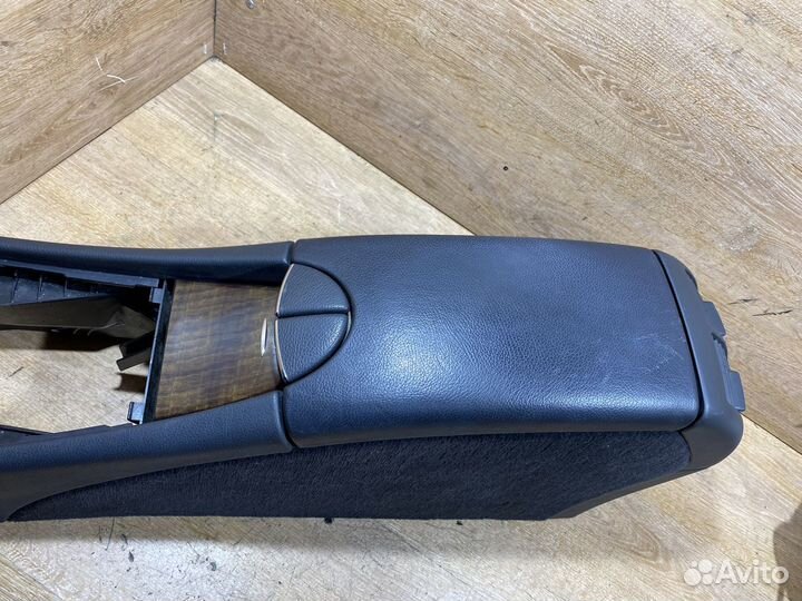 Подлокотник штатный Mercedes E W211
