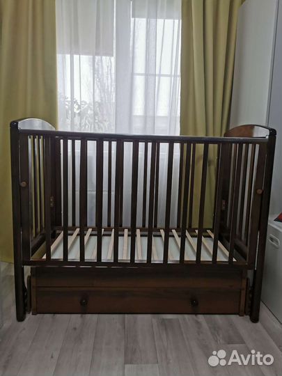 Детская кроватка с универсальным маятником