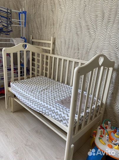 Детская кровать с маятником