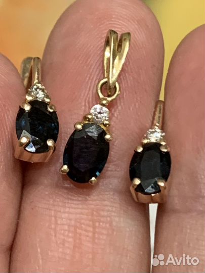 Золотой комплект с сапфирами и бриллиантами