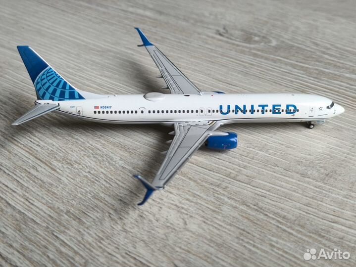 Модель самолета Boeing 737-900, United, 1\400