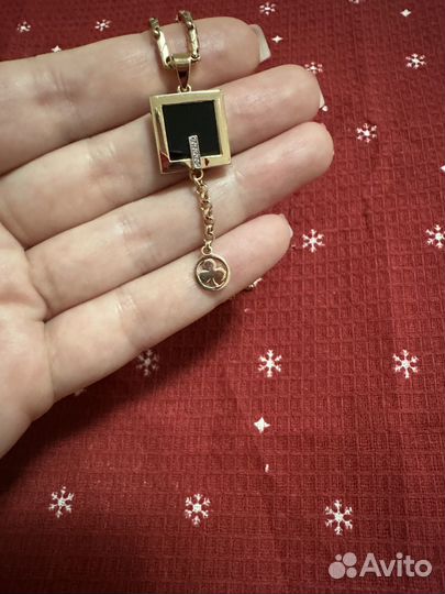 Золотая подвеска с ониксом