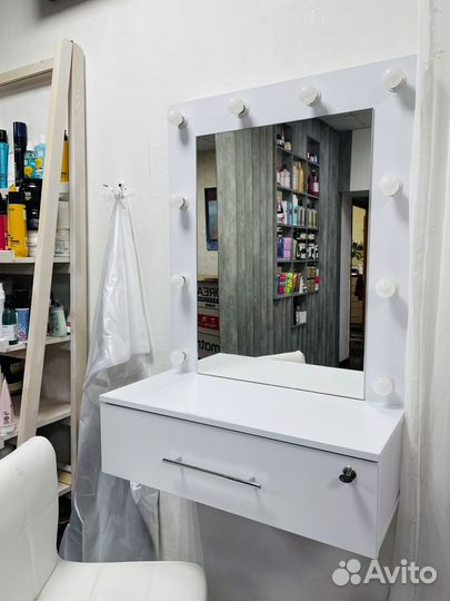 Гримерное зеркало с лампочками и ящиком