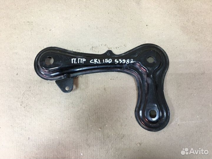 Кронштейн подрамника передний правый Toyota