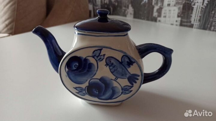 Гжель. Фарфоровый чайник