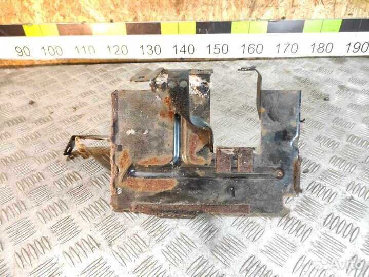 Крепление аккумулятора Audi A6 c5 C5