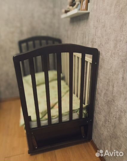 Детская кроватка с маятником и ящиком