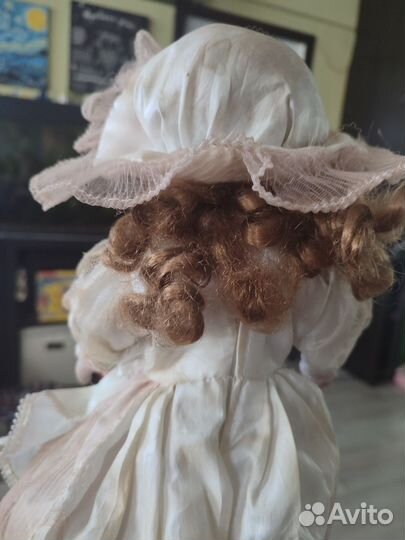 Кукла фарфоровая