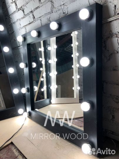 Гримерное зеркало с лампочками