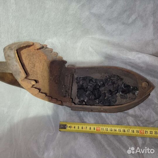 Старинный угольный утюг