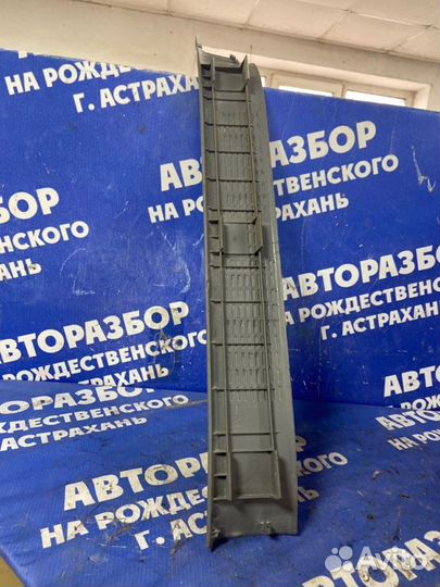 Внутренняя накладка порога. Toyota Noah минивен