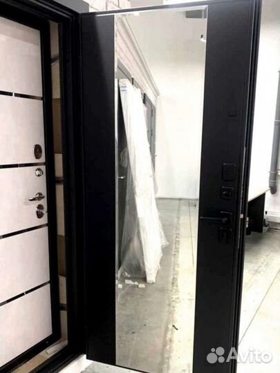 Дверь входная с зеркалом