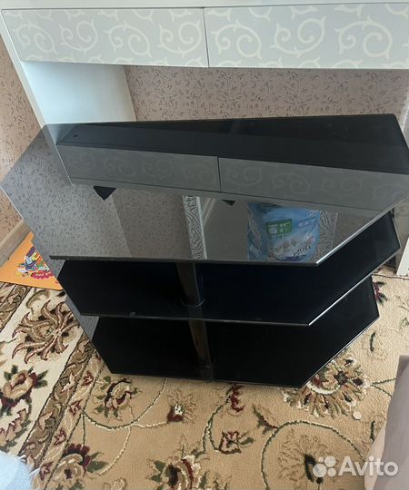 Стеклянный столик под телевизор