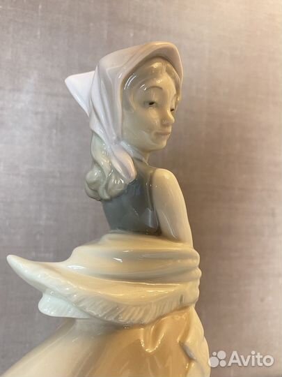 Статуэтка Девочка с корзиной яблок NAO by Lladro