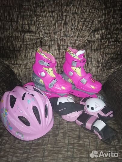 Роликовые коньки для девочки и защита