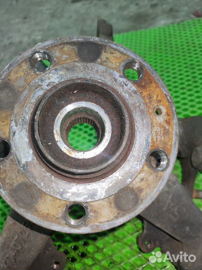 Кулак поворотный передний Volkswagen Golf