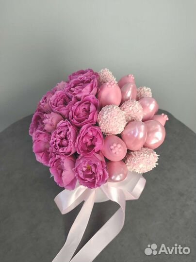 Клубника в шоколаде с цветами