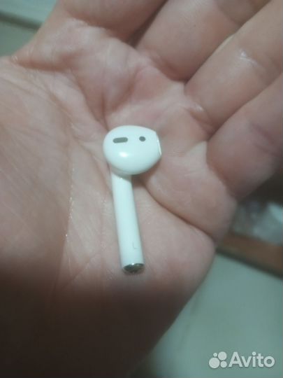 Аирподс левый