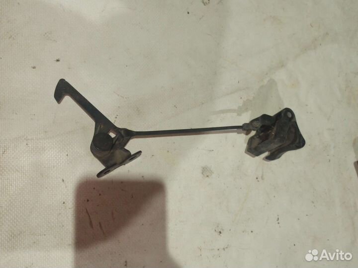 Крючок капота Toyota Celsior UCF21 lexus LS 400