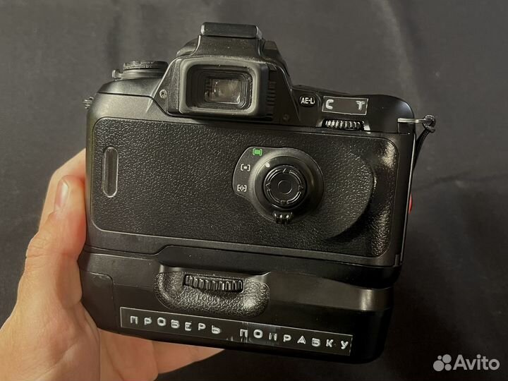 Nikon F75 с батарейной ручкой и пультом