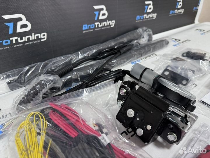 Доводчик двери багажника Toyota Land Cruiser 200