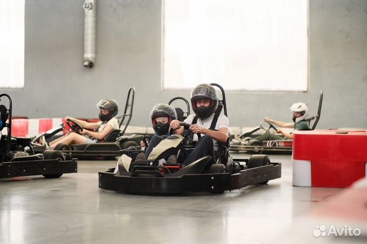 Большие гонки. Заезд на крытом картинге