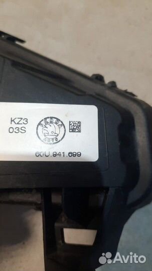 Фара противотуманная левая Skoda Rapid