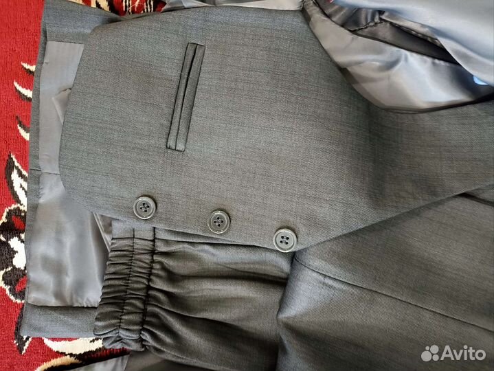 Костюм тройка новый
