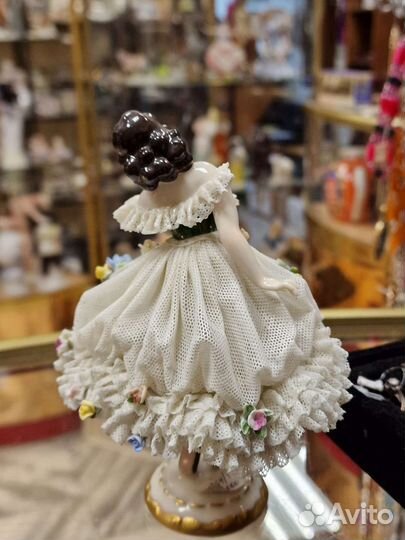 Статуэтка балерина в платье с цветами