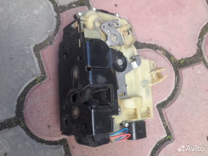 Замок двери передний левый Skoda octavia tour