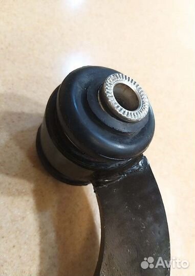 Поперечный верхний правый рычаг Toyota RAV4