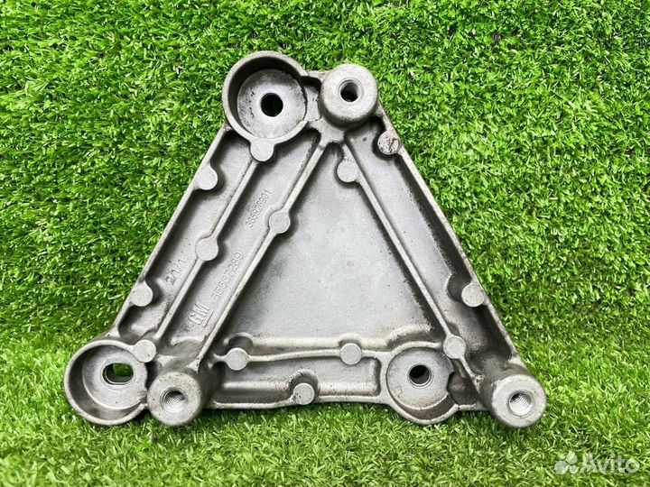 Кронштейн компрессора кондиционера Opel 55567289