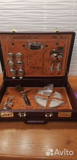 Набор для пикника в чемодане