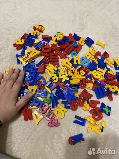 Очень много магнитных букв