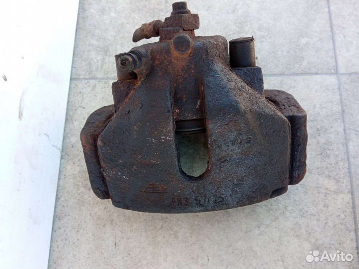 Суппорт тормозной передний правый Opel Vectra B