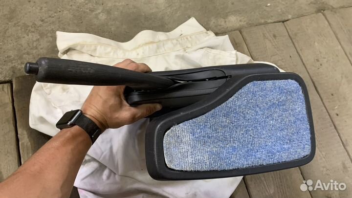 Столик между сиденьями