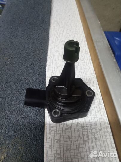 Датчик уровня масла в двигателе Skoda Octavia A7