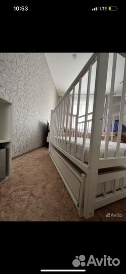 Детская кроватка с маятником и ящиком