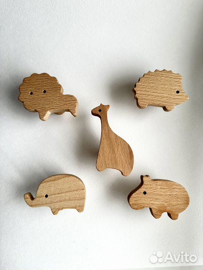 Крючки деревянные в детскую комнату самоклеящиеся