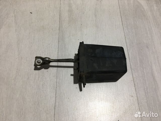 Ограничитель двери зад лев peugeot 307 1.6 ат хетч